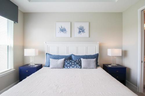 Кровать или кровати в номере Bright and airy waterfront villa in the Esplanade - Sunny Retreat