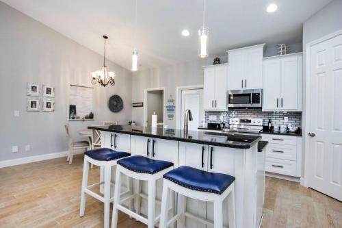Η κουζίνα ή μικρή κουζίνα στο Spacious home with large yard - Perfect for families