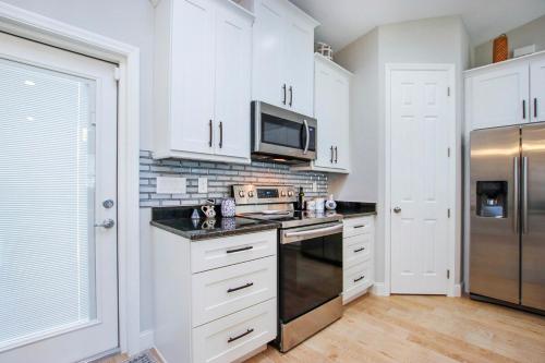 Η κουζίνα ή μικρή κουζίνα στο Spacious home with large yard - Perfect for families