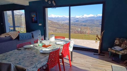 d'une salle à manger avec une table et une vue sur les montagnes. dans l'établissement Maison en montagne au calme, à La Celle-sous-Gouzon