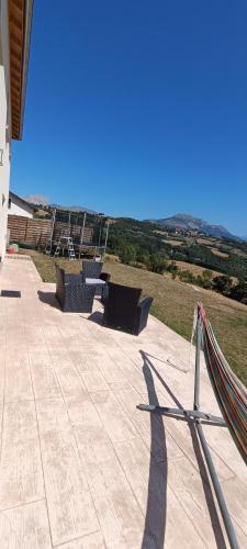 - un patio avec deux bancs et un hamac dans l'établissement Maison en montagne au calme, à La Celle-sous-Gouzon