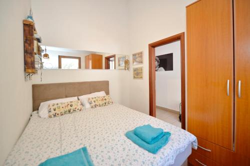 a bedroom with a bed with a blue towel on it at Stylish apartment 22 in Kotor