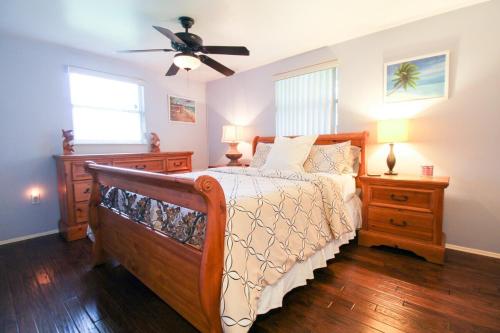 Un dormitorio con una cama y un ventilador de techo. en 3 BR Pool Home In Nokomis - Close To Beaches, en Nokomis