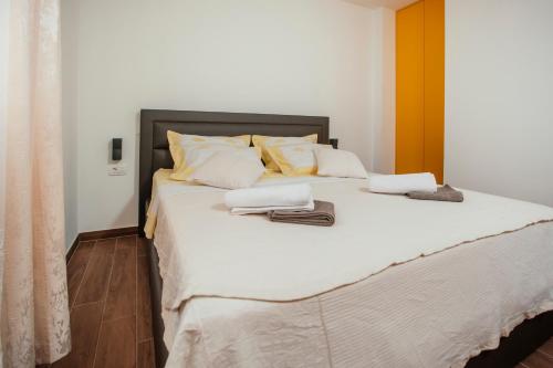 Giường trong phòng chung tại Rural Cozy House