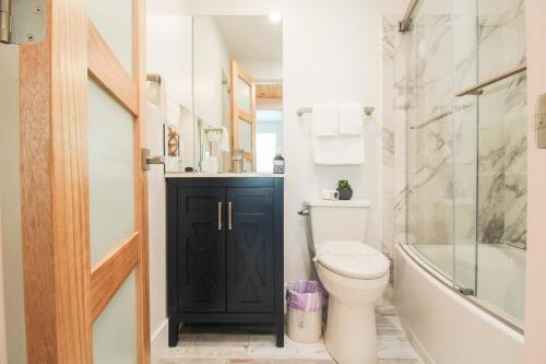 Koupelna v ubytování Delightful 2 BR Downtown Sarasota Condo - The White Pearl