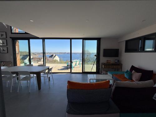 un salon avec vue sur l'océan dans l'établissement Ty Ana Gwen, à Trébeurden