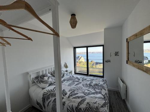 une chambre avec un lit avec vue sur l'océan dans l'établissement Ty Ana Gwen, à Trébeurden