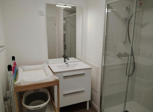 une salle de bain blanche avec un lavabo et une douche dans l'établissement Nouveau T3 à 500 m de la plage, à Berck-sur-Mer