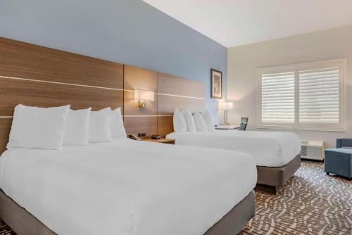 a hotel room with two beds and a window at Best Western Plus Lake Elsinore Inn & Suites in Lake Elsinore