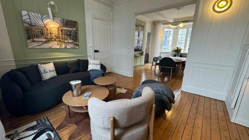 un salon avec un canapé bleu et une table dans l'établissement Touquettoise à 2 pas de la plage - Hyper centre, à Le Touquet-Paris-Plage