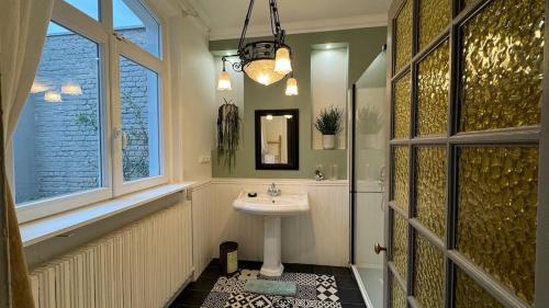 La salle de bains est pourvue d'un lavabo, d'une douche et d'une fenêtre. dans l'établissement Touquettoise à 2 pas de la plage - Hyper centre, à Le Touquet-Paris-Plage