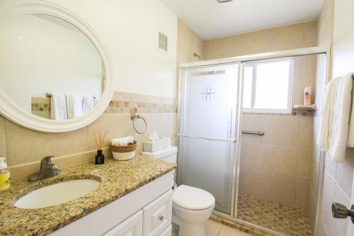 Ένα μπάνιο στο Charming 1 BR in Meadowcroft near Anna Maria Island