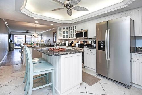 Kuchyň nebo kuchyňský kout v ubytování Beautiful condo overlooking lagoon, pool and beach on Sanibel Island