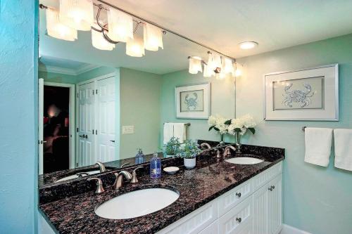 Φωτογραφία από το άλμπουμ του Beautiful condo overlooking lagoon, pool and beach on Sanibel Island σε Ybel