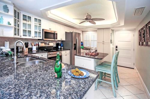 Kuchyň nebo kuchyňský kout v ubytování Beautiful condo overlooking lagoon, pool and beach on Sanibel Island