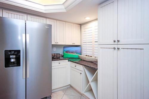 Kuchyň nebo kuchyňský kout v ubytování Beautiful condo overlooking lagoon, pool and beach on Sanibel Island