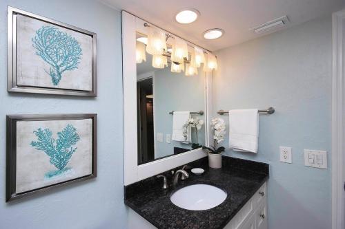 Koupelna v ubytování Beautiful condo overlooking lagoon, pool and beach on Sanibel Island
