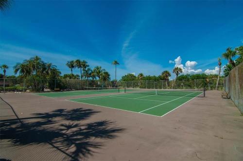 Tenis a/nebo squash v ubytování Beautiful condo overlooking lagoon, pool and beach on Sanibel Island nebo okolí