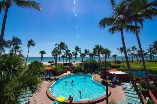 Bazén v ubytování Beautiful condo overlooking lagoon, pool and beach on Sanibel Island nebo v jeho okolí
