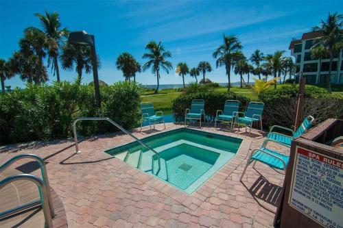 Bazén v ubytování Beautiful condo overlooking lagoon, pool and beach on Sanibel Island nebo v jeho okolí