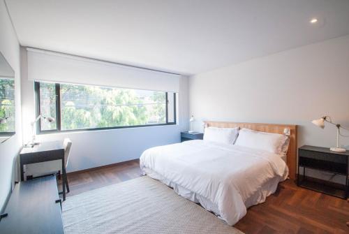 Ein Bett oder Betten in einem Zimmer der Unterkunft BloomHouse Parkway