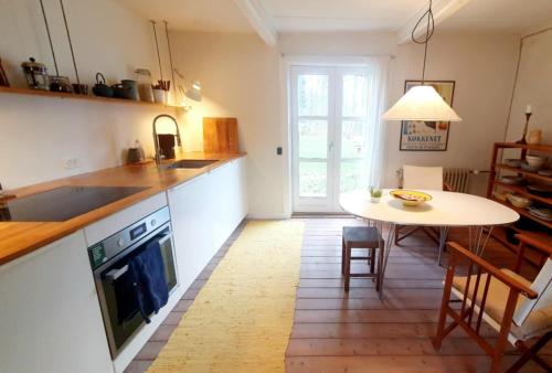 Kuchyň nebo kuchyňský kout v ubytování Idyllisk bolig i skoven