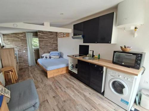 - une cuisine avec lave-linge et sèche-linge dans la chambre dans l'établissement Brand new studio with garden, easy access to Paris, à Sartrouville