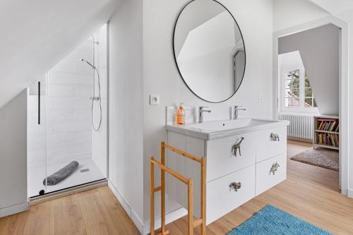 une salle de bain avec un lavabo et un miroir dans l'établissement Le Belvédère - Spacieux & Haut de gamme, à Vertou