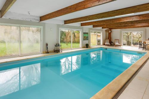 - une grande piscine d'eau bleue dans une maison dans l'établissement Le Belvédère - Spacieux & Haut de gamme, à Vertou