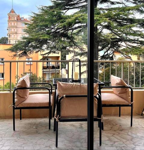 deux chaises et une table sur un balcon dans l'établissement Luxury Appartment with terrace and side sea view, à Cannes