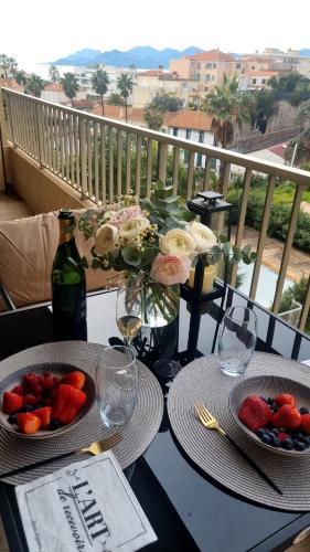 - une table avec deux assiettes de fruits sur un balcon dans l'établissement Luxury Appartment with terrace and side sea view, à Cannes