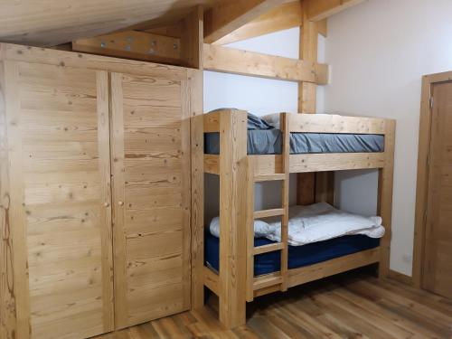 une chambre avec deux lits superposés dans l'établissement Chalet les angles, aux Angles