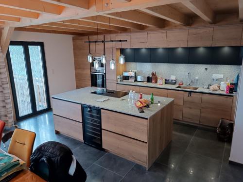 - une cuisine avec une grande île dans une chambre dans l'établissement Chalet les angles, aux Angles