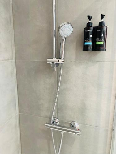 une douche avec pommeau de douche dans une salle de bain dans l'établissement CINELOFT Gare, Cinema, PS5, Air Conditioning, Massage, Netflix, Prime Video, à Poitiers