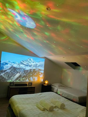 - une chambre avec 2 lits et un plafond orné d'une fresque murale dans l'établissement CINELOFT Gare, Cinema, PS5, Air Conditioning, Massage, Netflix, Prime Video, à Poitiers