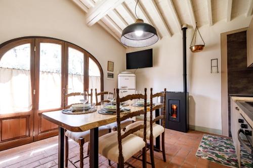 a kitchen and dining room with a table and chairs at La Capannina del Chianti in Radda in Chianti