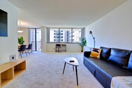 Khu vực ghế ngồi tại Leave Your Worries Behind & Relax in This Apt