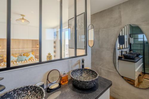 une salle de bain avec deux lavabos et un miroir dans l'établissement Appartement avec Terrasse et Vue Mer, à Cannes