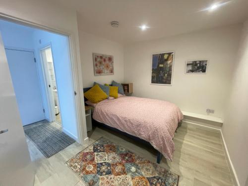 a bedroom with a bed in a room at The London Get Away P & M in West Wickham