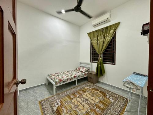 a room with a bench and a window and a rug at Pelangi Highway Homestay Kuning,A4 in Bukit Gambir
