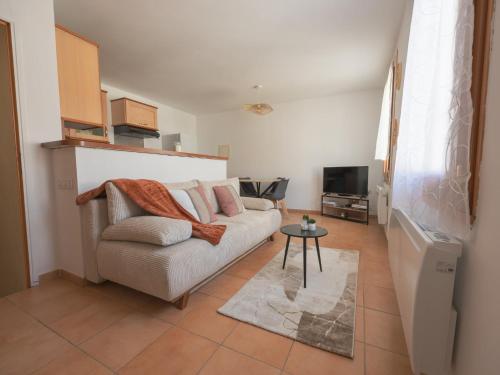 un salon avec un canapé et une table dans l'établissement La Cuxanaise, à Cuxac-dʼAude