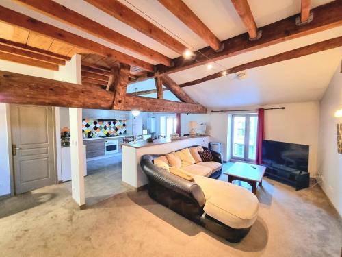 un grand salon avec un canapé et une table dans l'établissement Le Clos des Jardiniers 1, à Villefranche-sur-Saône