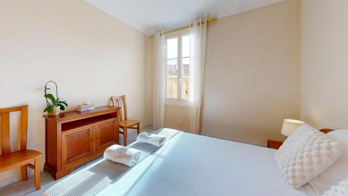 une chambre avec un grand lit et une fenêtre dans l'établissement 3 Bedroom flat, 50 metres from Monaco!, à Beausoleil