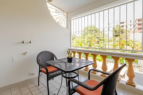 a balcony with a table and chairs and a window at Departamento Mauricio #3 in Bucerías