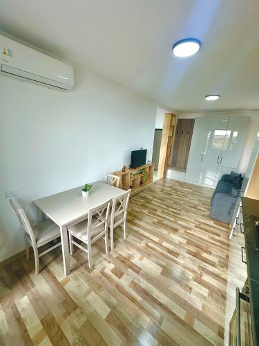 a dining room with a table and chairs in a room at North Boutique Apartments in Mamaia Nord