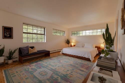 Ένα ή περισσότερα κρεβάτια σε δωμάτιο στο The Cougar Den