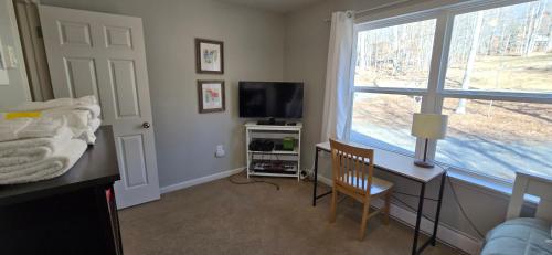 Gallery image of The Hideaway House- 3 bedroom with Hot Tub, Fenced Yard, Lake Access in Swanton