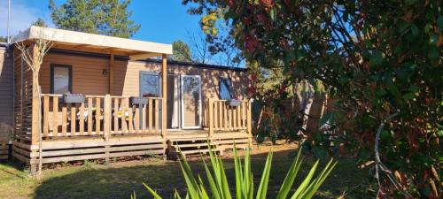 Zahrada ubytování Mobilhome 6 personnes climatisation, TV, lave-vaisselle, 2 salle de bain, 3 chambres au camping Les Vignes à Lit-et-Mixe dans les Landes avec piscine,