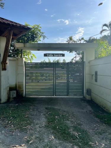 a garage door with a gate in front of a house at Finca Villa Sarita in Nimaima