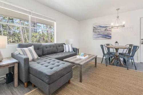 Χώρος καθιστικού στο Dauphin Island Condos Near the Beach - Unit 4